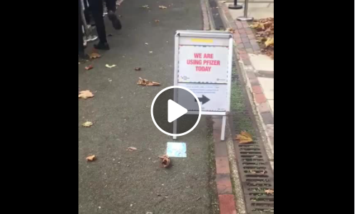 Les Pharma-Fascistes britanniques occupent les rues devant les écoles !