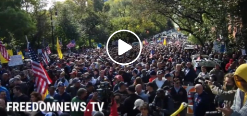 Les New-Yorkais protestant contre les mandats de vaccination.