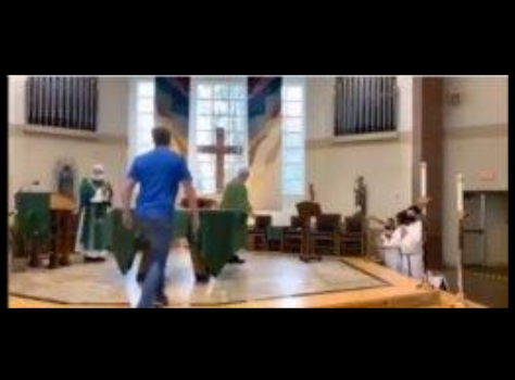 Mis dehors de l'église de façon vulgaire car il n’a pas de masque!