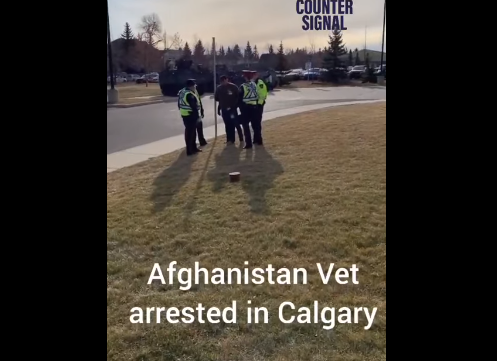 Un vétéran de guerre se fait arrêter parce qu'il se présente au cérémonie du jour du souvenir sans masque,