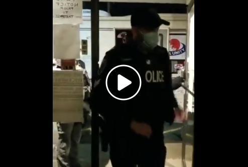 La police de Kingston entre avec force et change les serrures du JAKK Tuesdays Sports Pub à 5h30 pour ne pas avoir suivi les règles de vax.