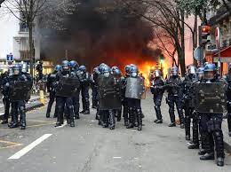 CA CHAUFFE A PARIS !!!  LA GUERRE CIVILE OU PRESQUE!!!!!!!