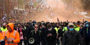 Melbourne - les protestations des travailleurs du bâtiment contre le vax obligatoire se poursuivent depuis deux jours.