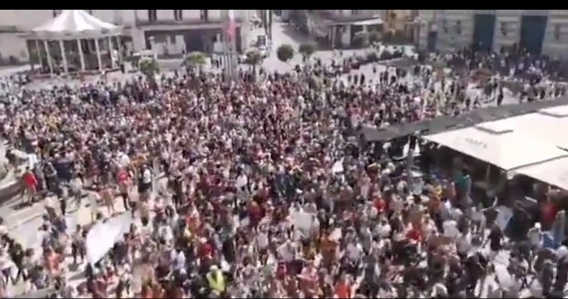 Montpellier, France : protestations contre les laissez-passer santé et la V---A---X  ination  obligatoire annoncés par Macron.