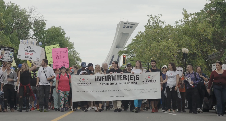 Hier, de nombreuses infirmières et infirmiers marchaient et prenaient la parole ensemble, avec des enseignants, médecins et policiers. "Oui au débat, Non à l'omerta" pouvait-on entendre dans la foule.