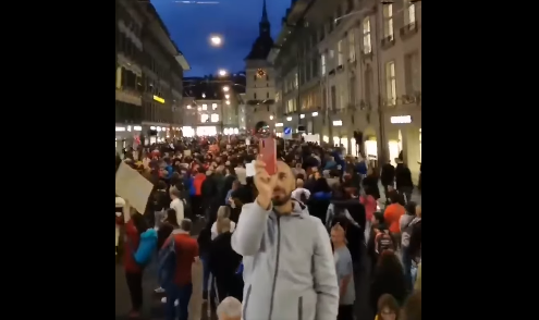 NOUVEAU : la Suisse ! Unis contre le Pharma-Fascisme, les vaccins et les Pharma-Passeports !!! Des milliers de personnes dans les rues de Berne en Suisse ce soir contre les "passeports covid" qui sont essentiellement l'apartheid sanitaire.