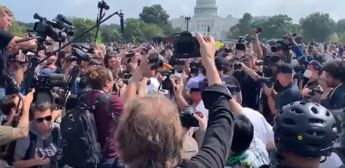 Plus tôt dans la préparation du rassemblement à l'extérieur du Capitole à DC, des manifestants rivaux se sont affrontés avant que la police n'intervienne et que la presse se précipite pour des photos.