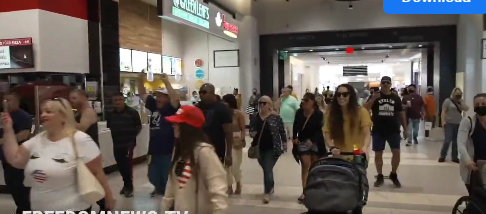 Des dizaines de militants anti-mandat sont entrés dans une aire de restauration uniquement pour vaccinée à Staten Island en scandant "USA USA"