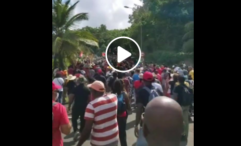 Manifestation en Guadeloupe contre le pass sanitaire et la suspension des pompiers et soignants non vaccinés.