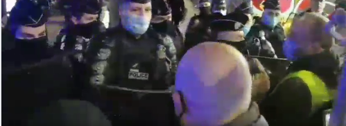 Coups de matraque et gazeuse en guise de #BonneAnnee hier soir à la manifestation des Gilets Jaunes...