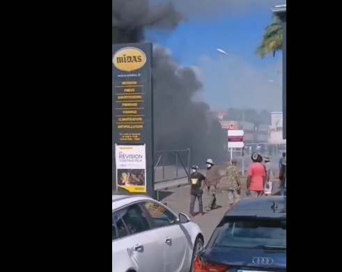 Guadaloupe, îles Antillaises françaises : grève générale, barricades et affrontements de manifestations contre la vaccination forcée et les restrictions covid.